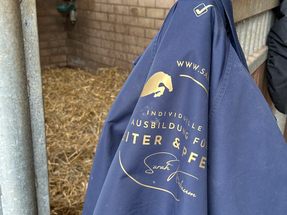 Logo-Jacke im Stall