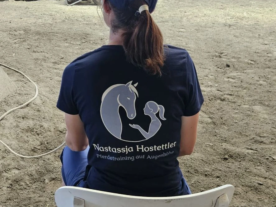Pferde-Profi mit Logo-Shirt